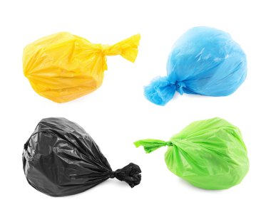 Beyazlar üzerinde izole edilmiş çöp dolu renkli plastik poşetler.