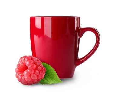 Bardakta sıcak içecek ve beyaz arka planda taze ahududu. Soğuk mevsim için bağışıklık artırıcı içecek