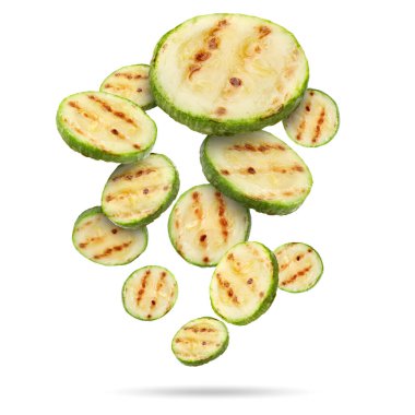 Izgara kabak parçaları beyaz arka plana düşüyor.