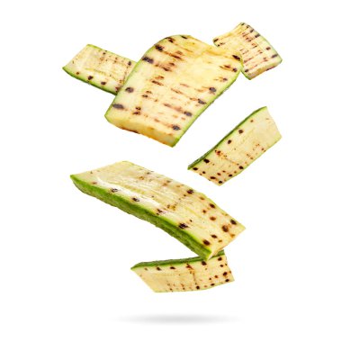 Izgara kabak parçaları beyaz arka plana düşüyor.