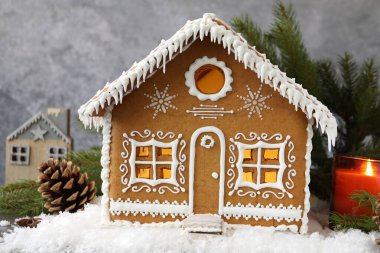 Güzel zencefilli kurabiye evi ve Noel dekoru masada, yakın plan.