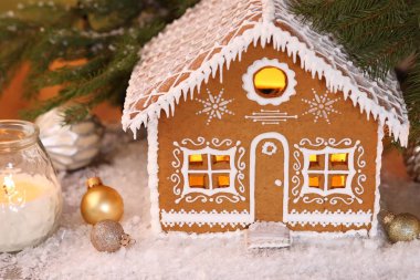 Güzel zencefilli kurabiye evi ve Noel dekoru masada, yakın plan.