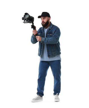 Kameraman beyaz arkaplanda kameralı titreşim dengeleyici kullanıyor
