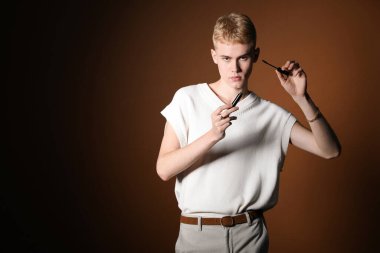 Kahverengi arka planda rimel olan bir makyöz. Metin için boşluk