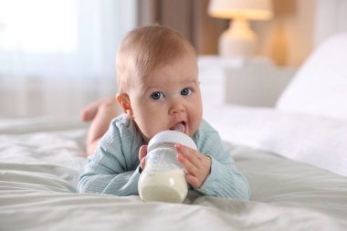 Evde şişeyle beslenen tatlı bir bebek.