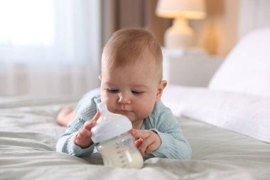 Evde şişeyle beslenen tatlı bir bebek.