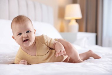 Evde yatağında biberonla beslenen tatlı bir bebek. Metin için boşluk