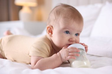Evde şişeyle beslenen tatlı bir bebek.