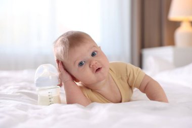 Evde şişeyle beslenen tatlı bir bebek.