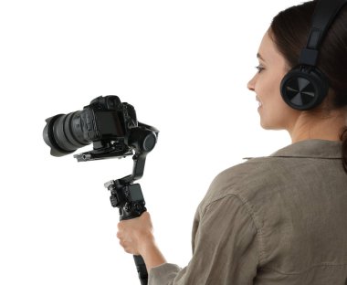 Kameraman beyaz arkaplanda kameralı titreşim dengeleyici kullanıyor