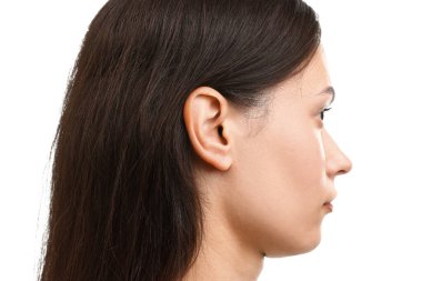 Ses geliyor. Beyaz arkaplanda kadın, yakın plan görünümü