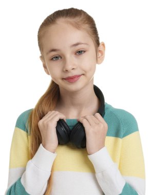 Beyaz arka planda kulaklıkları olan tatlı bir kız.