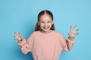 Açık mavi arka planda güzel bir kızın portresi