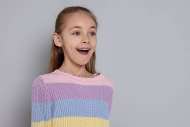 Gri arkaplanda güzel bir kızın portresi, metin için boşluk