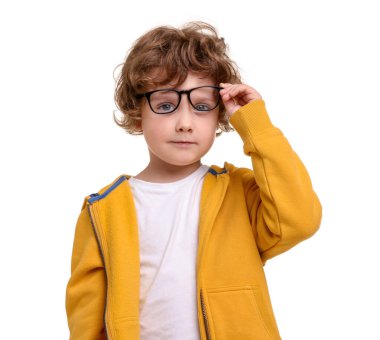 Beyaz arka planda gözlüklü şirin bir çocuk.