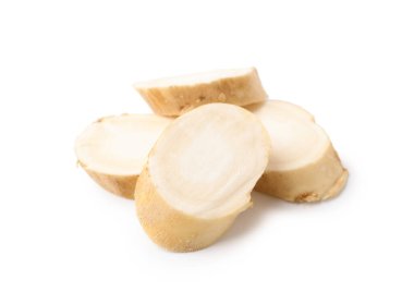 Taze çiğ yabanturpu kökleri beyaza izole edilmiş.