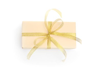 Kurdeleli bir hediye kutusu beyaz, üstten görünüyor.