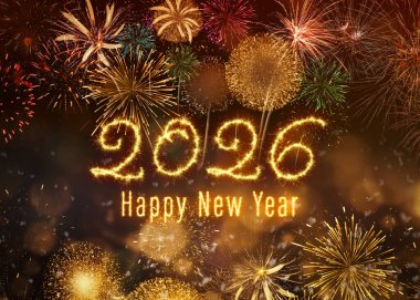 Yeni yılınız kutlu olsun. Koyu arkaplanda havai fişekler ve bokeh ışıkları olan tebrik kartı.