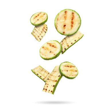 Izgara kabak parçaları beyaz arka plana düşüyor.