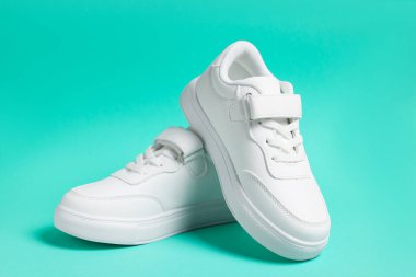 Turkuaz arka planda bir çift çocuk ayakkabısı, yakın plan. Şık ayakkabılar.