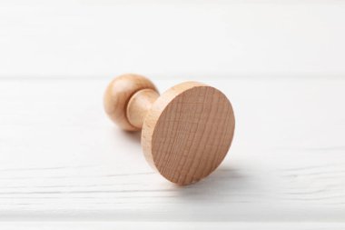 Beyaz masada bir tahta damga, yakın plan.