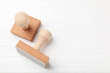 Beyaz masada iki tahta pul, üst manzara. Metin için boşluk