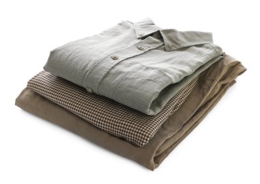 Beyaz üzerine izole edilmiş temiz giysiler yığını