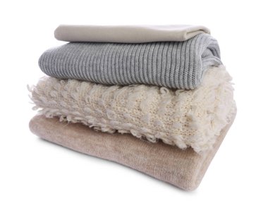 Beyaz üzerine izole edilmiş yumuşak katlanmış giysiler yığını