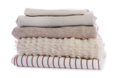 Beyaz üzerine izole edilmiş katlanmış giysi yığını