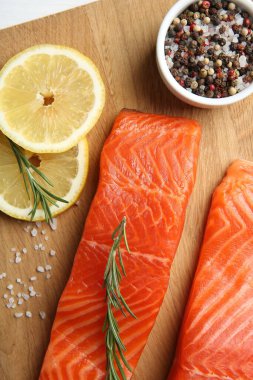 Somon fileto, baharat ve limon parçaları beyaz masada.