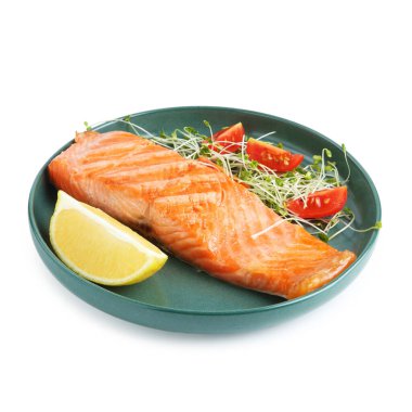 Lezzetli ızgara somon, limon, domates dilimleri ve beyaz üzerine izole edilmiş mikro yeşillikler.