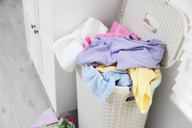 Çamaşır sepeti dolusu kıyafet, yakın plan.