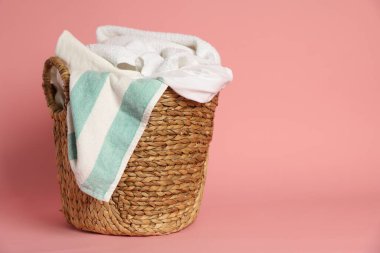 Pembe arka planda çamaşır sepeti, metin için boşluk