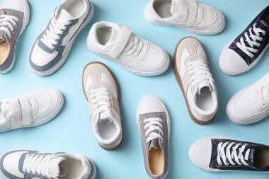 Açık mavi arka planda şık çocuk ayakkabıları, düz yatış.