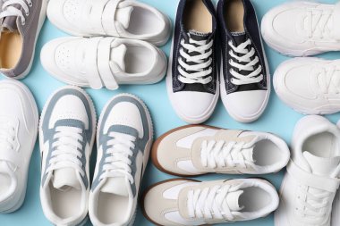 Açık mavi arka planda şık çocuk ayakkabıları, düz yatış.