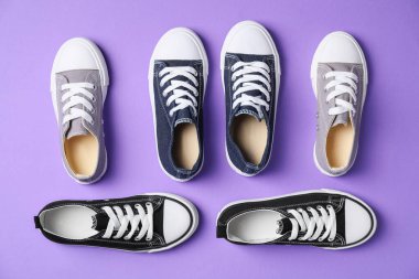 Mor arka planda şık çocuk ayakkabıları, düz yatış.