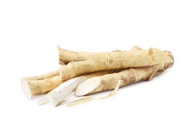 Taze çiğ yabanturpu kökleri beyaza izole edilmiş.