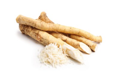 Beyaz renkte rendelenmiş yaban turpu ve kökleri