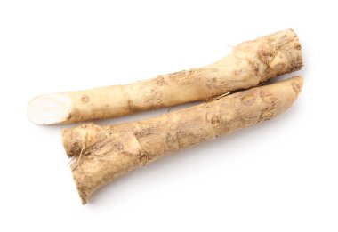 Taze çiğ yaban turpu kökleri beyaz, üst görünümde izole