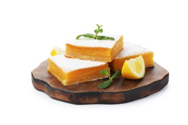 Lezzetli limonlu pudra şekeri ve beyaz üzerine izole edilmiş nane şekeri.