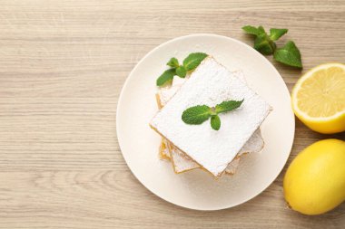 Lezzetli limonlu kekler, nane ve ahşap masada taze meyveler, düz yatak. Metin için boşluk