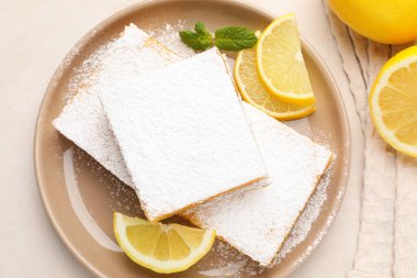 Lezzetli limonlu kekler ve bej masa üzerinde taze meyveler.