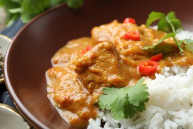 Pilavlı tavuk tikka masala, yakın plan.