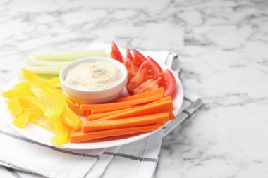 Farklı taze sebzeler ve soslar beyaz mermer masada, yakın plan. Metin için boşluk