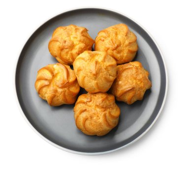 Taze leziz profiteroller beyaza izole edilmiş, üst manzara