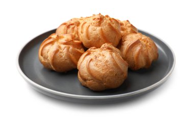 Beyaza izole edilmiş taze profiteroller. Tatlı nefis.