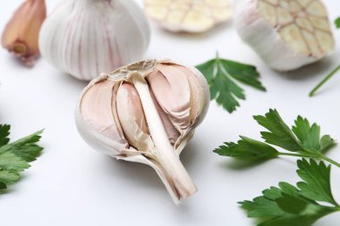 Sarımsak ve maydanoz beyaz masada, yakın plan.