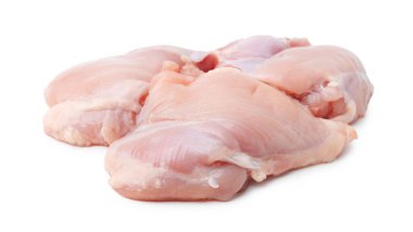 Bir sürü çiğ tavuk budu beyazda izole edilmiş.