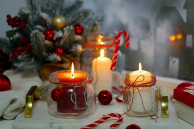 DIY fenerleri. Cam kavanozlarda mum yakmak ve pencere pervazlarında Noel dekorasyonu yapmak.