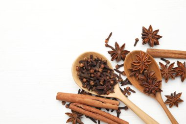 Beyaz ahşap masadaki yumuşak şarap için farklı baharatlar. Metin için boşluk